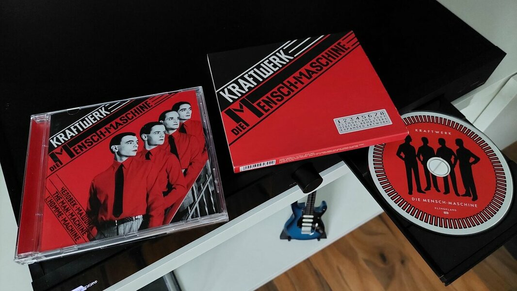 Kraftwerk - Mensch-Maschine (2009).jpg