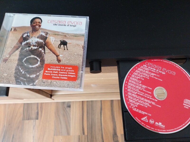 Cesaria Evora - sao vicente di longe (2001).jpg