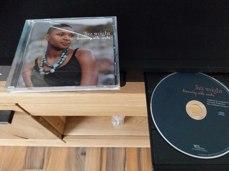 Lizz Wright - dreaming wide awake (2005).JPG